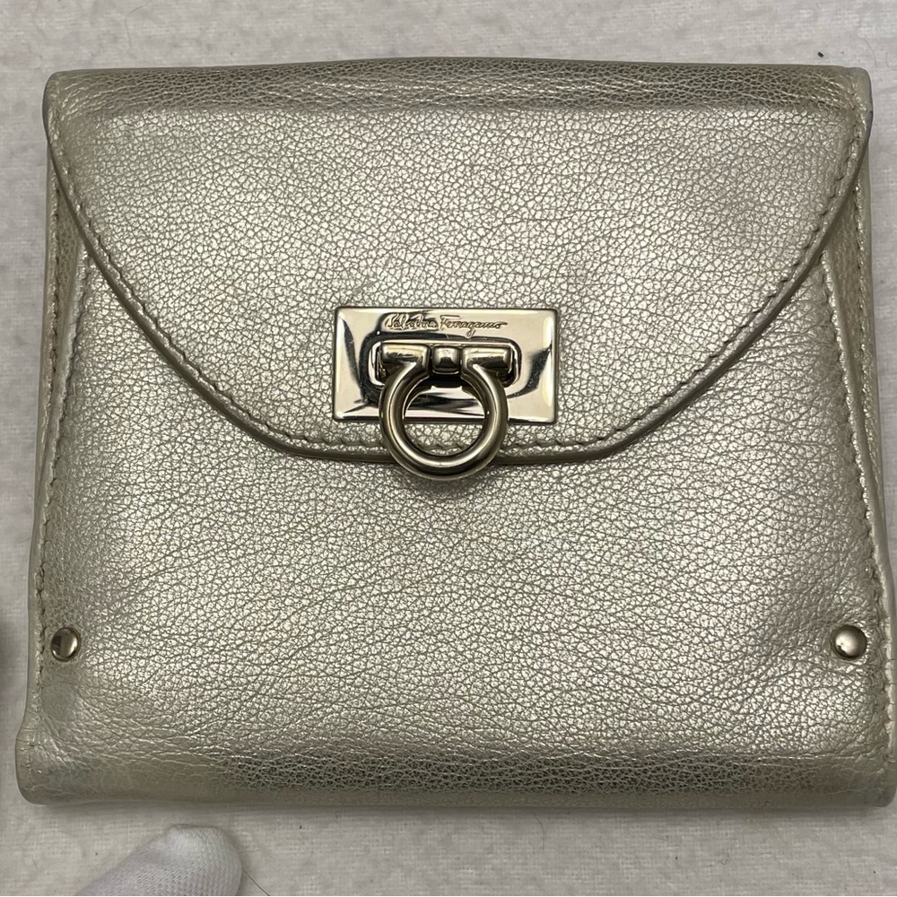 Salvatore Ferragamo Authentic Vintage Silver Compact Wallet - Picture 2 of 16